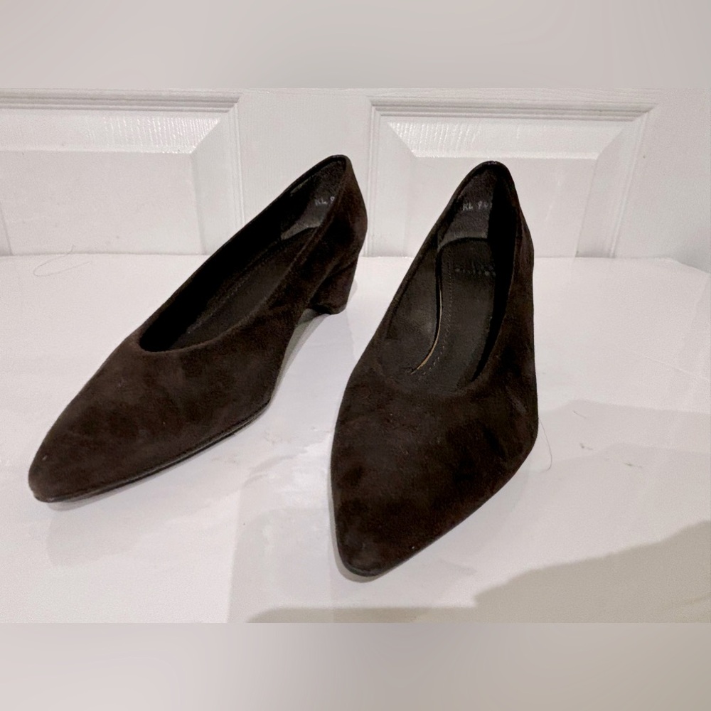 Stuart Weitzman Brown Suede Shoes. size 6